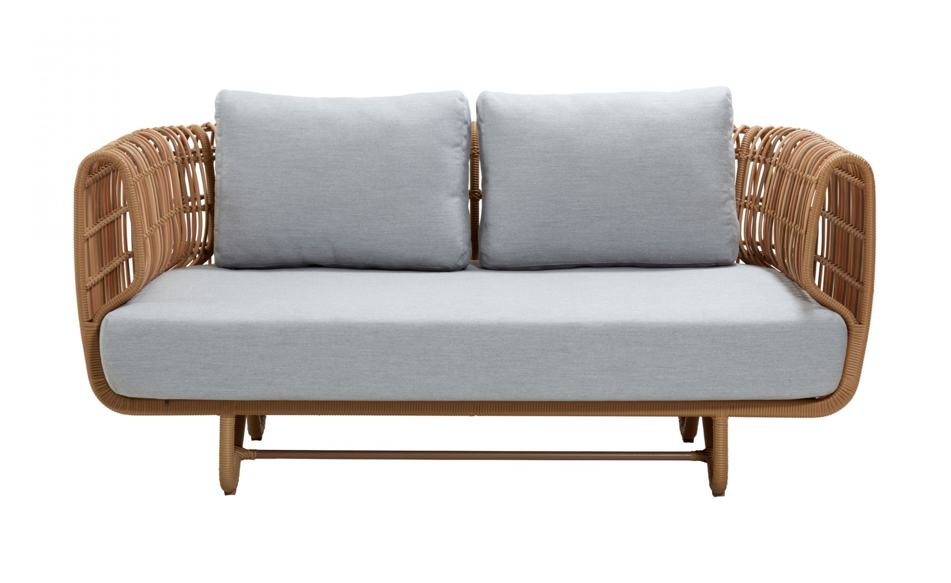 Nest Outdoor Sofa von Cane-Line: 2-Sitzer Gartensofa aus Rattan mit grauen Kissen.