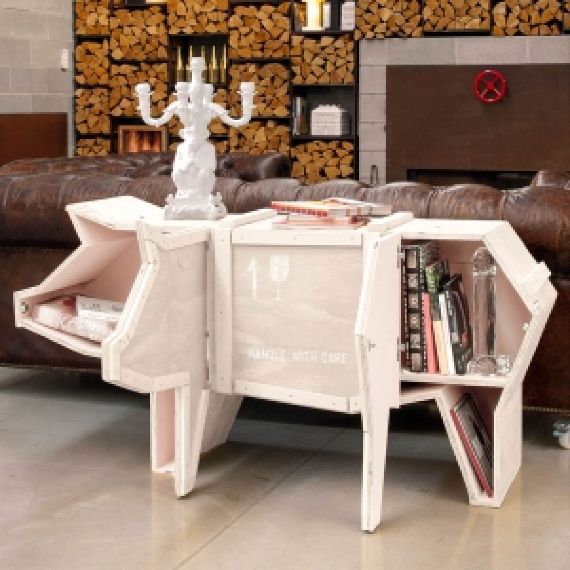 Weißer Schwein-Schrank von Seletti "Sending Animals" mit geöffneten Fächern als Nachttisch oder Beistelltisch.