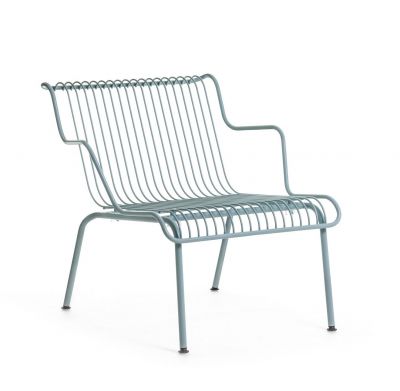 South Outdoor Lounge Armchair Sessel von Magis, hellblaues Metall, minimalistisches Design für Garten und Terrasse.