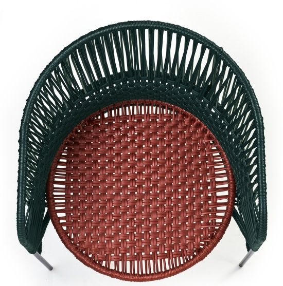 Caribe Chic Dining Chair: Moosgrüner Outdoor Stuhl mit kupferfarbener Sitzfläche, ideal für Garten und Terrasse.