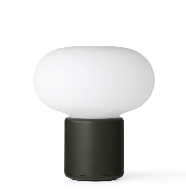 Karl-Johan Tischleuchte in Waldgrün von New Works. Moderne, portable Akkuleuchte für den Innenbereich.