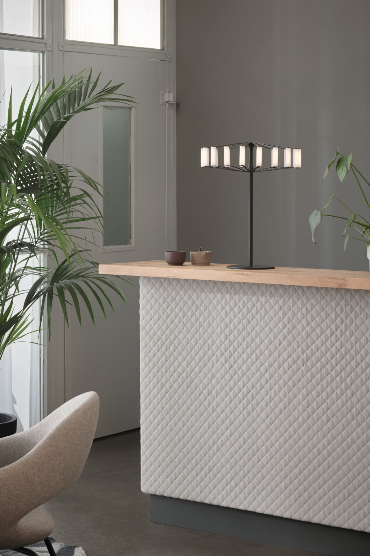 Wheel Table Japth Tischleuchte auf Tresen, modernes Design mit mehreren Lichtelementen, Innenraumbeleuchtung.