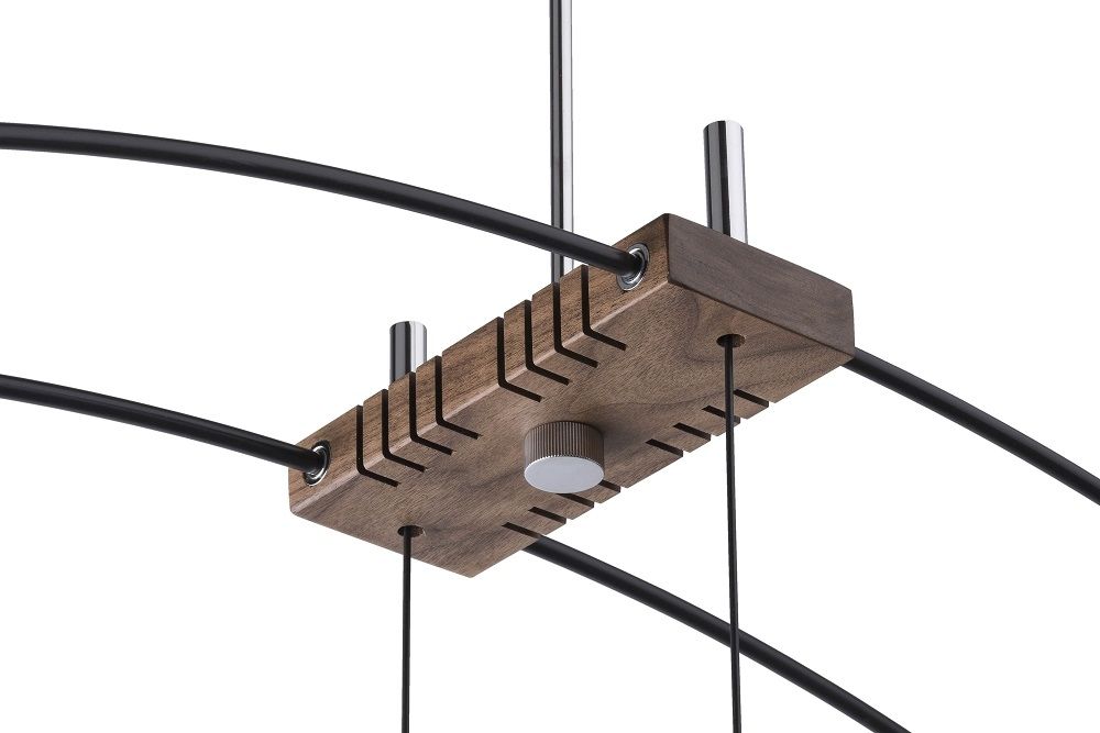 Detailaufnahme der Delmori Clock Wanduhr: Holzbasis mit schwarzen Zeigern und silbernen Akzenten. Design Wanduhr.