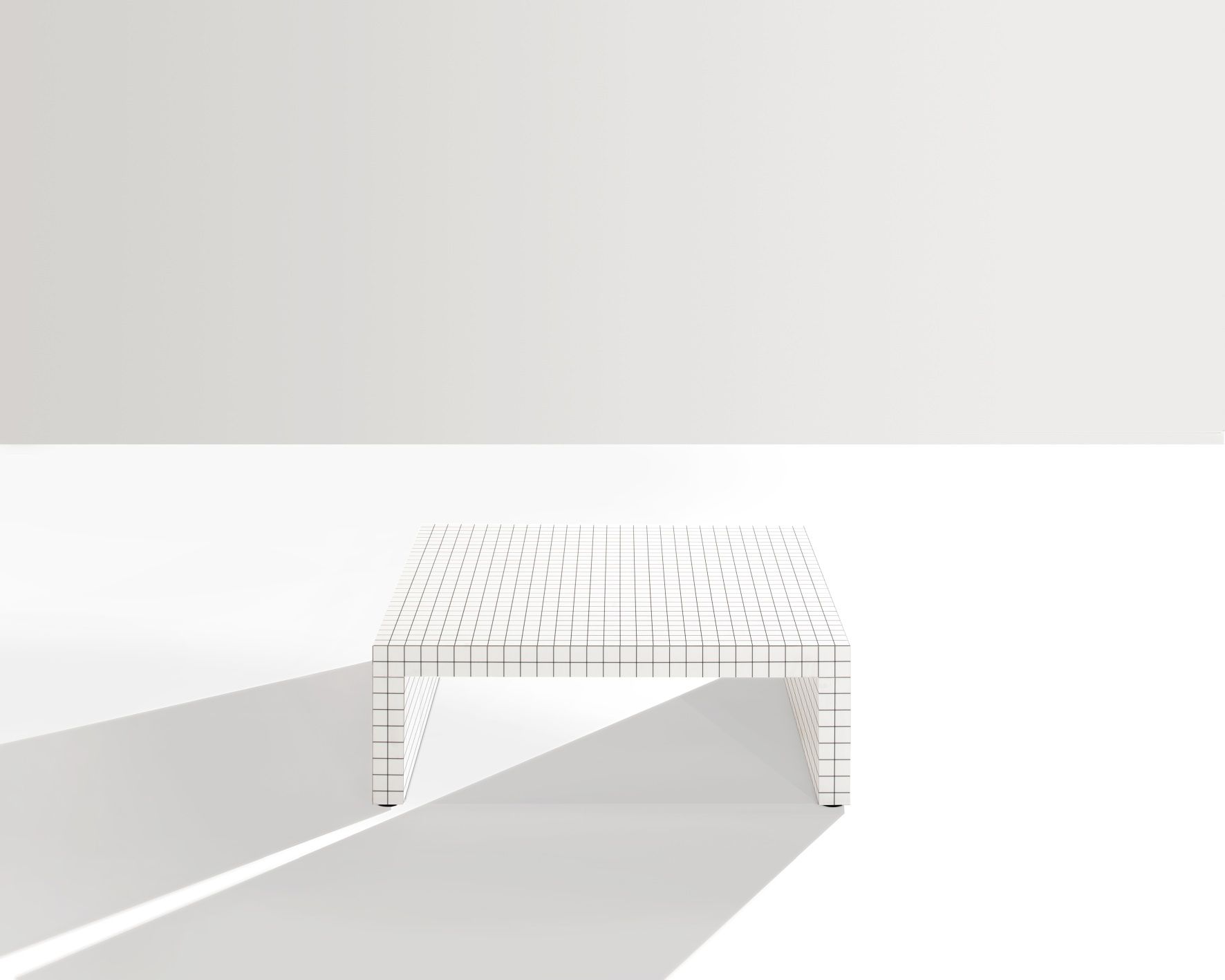 Quaderna Couchtisch von Zanotta, quadratisch, weiß mit schwarzem Raster, modernes Design, minimalistischer Wohnzimmertisch.