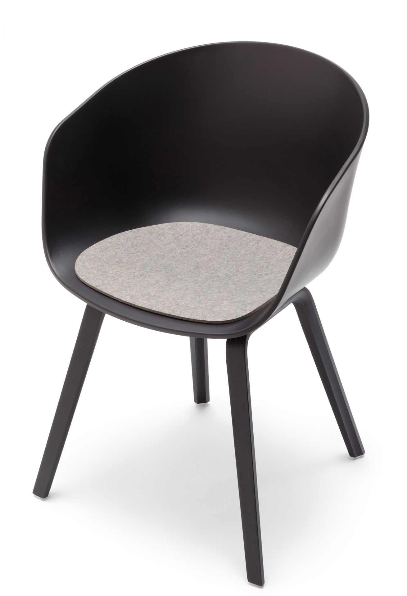 Schwarzer About A Chair AAC22 Stuhl mit hellmelierten Filzauflage von Hey Sign für bequemes Sitzen.