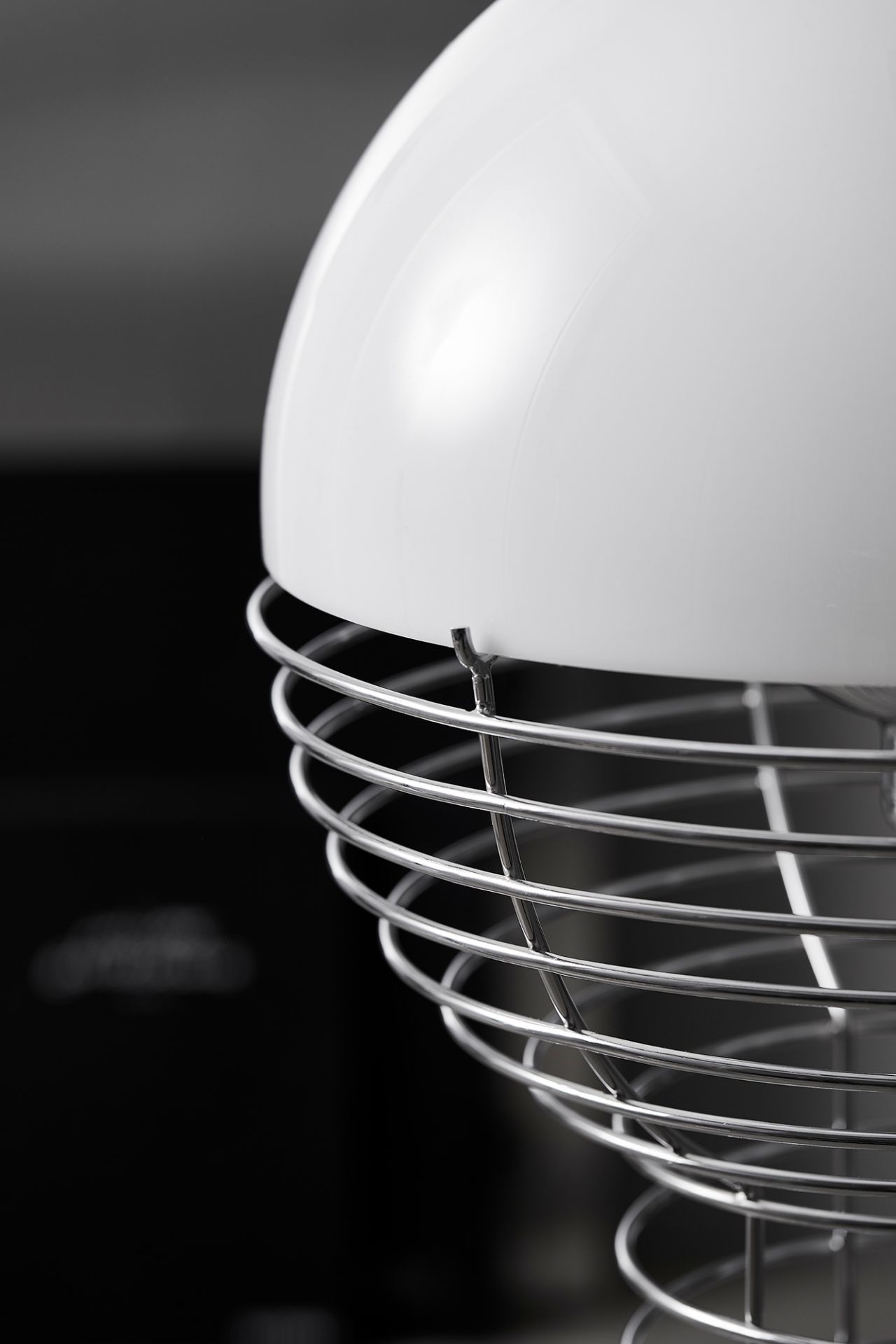 Detailaufnahme der Verpan Wire Stehleuchte mit weißem Lampenschirm und filigranem Drahtgestell aus Chrom.