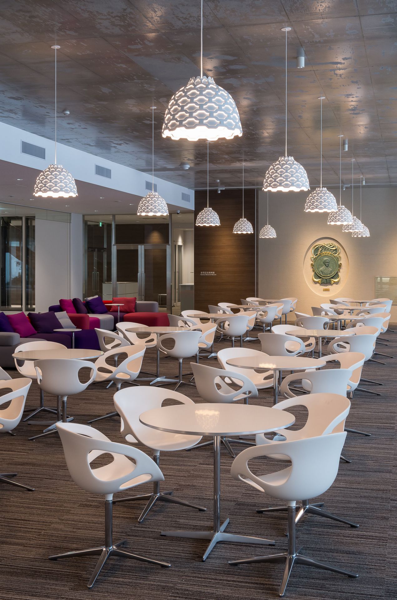 Innenaufnahme mit mehreren Louis Poulsen LC Shutters Hängeleuchten in einem modernen Raum.