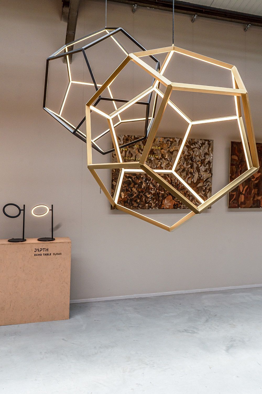 Zwei Japth Dodeca Pendelleuchten in Gold und Schwarz, moderne geometrische Hängeleuchten mit LED.