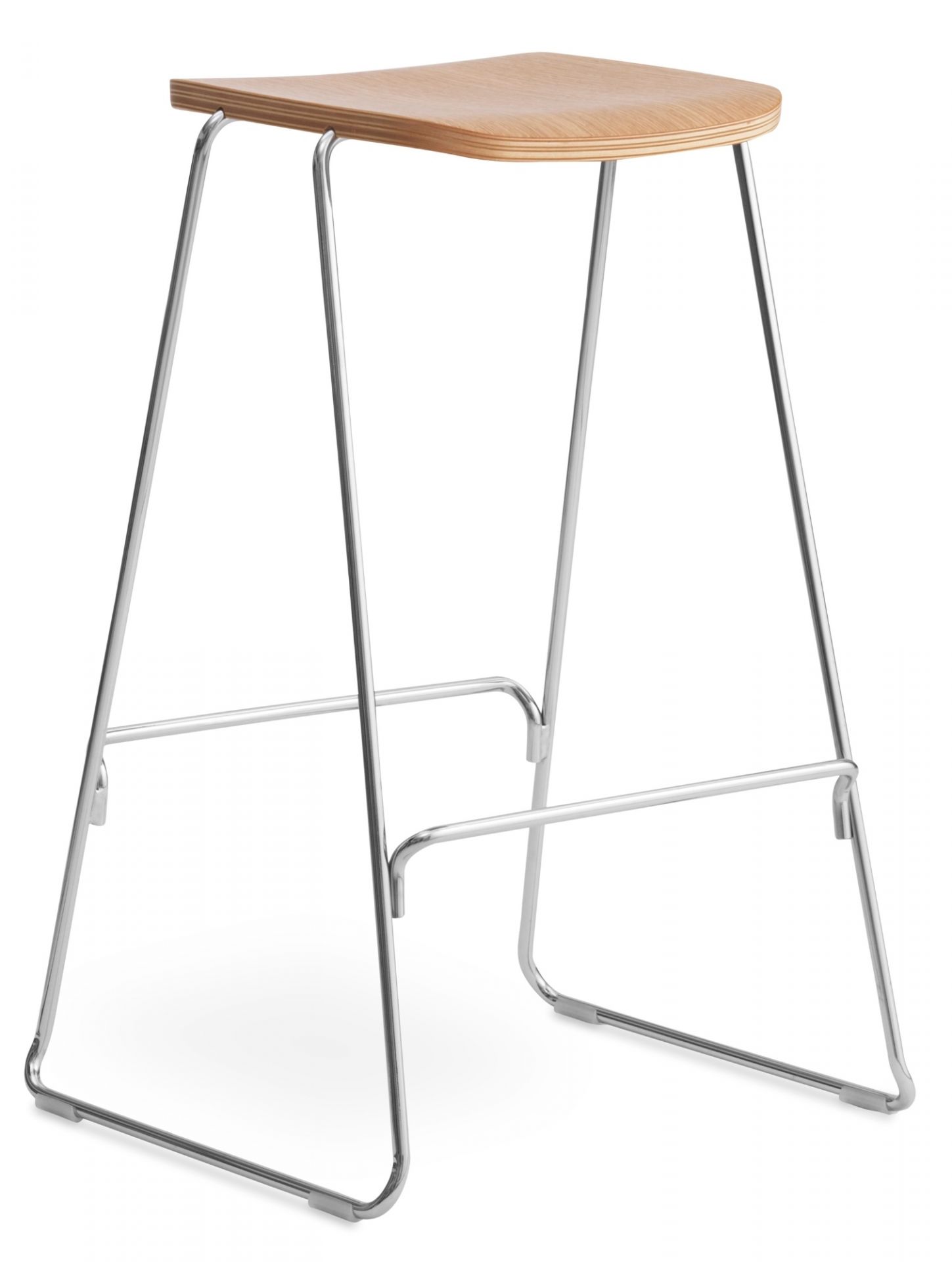 Just Barstool von Normann Copenhagen: Barhocker mit hellem Holz-Sitz und verchromtem Metallgestell.