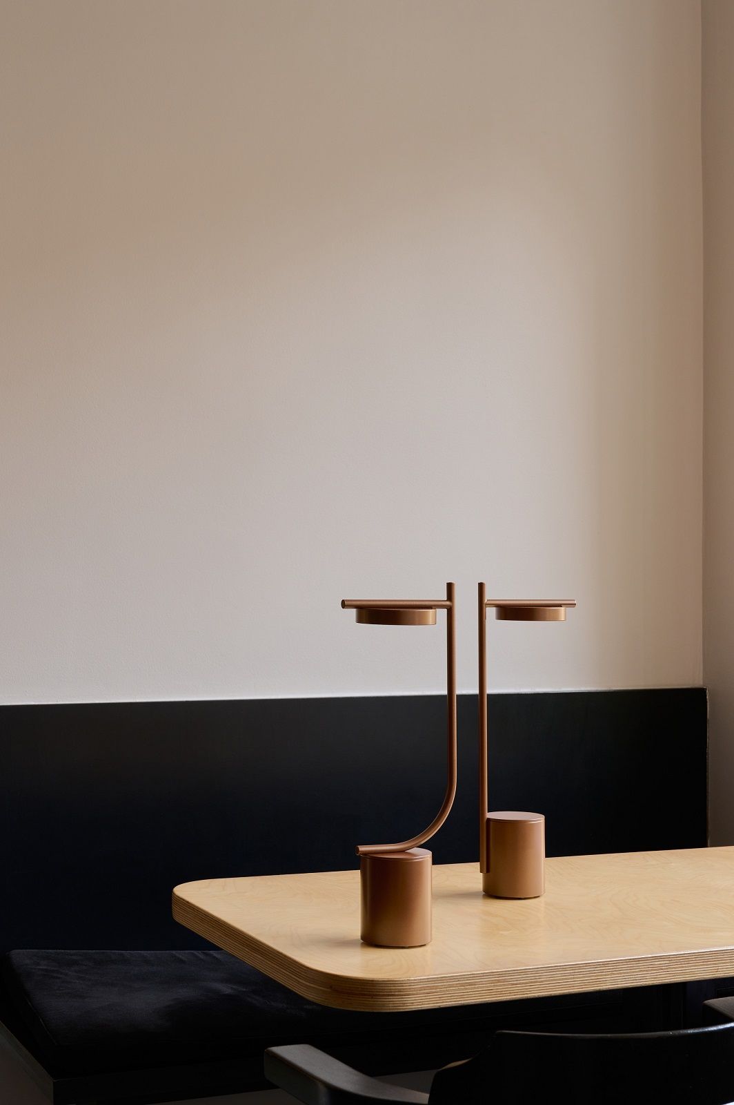 Igram Akku Tischleuchte von Grupa in Grün, moderne tragbare Lampe auf einem Tisch.