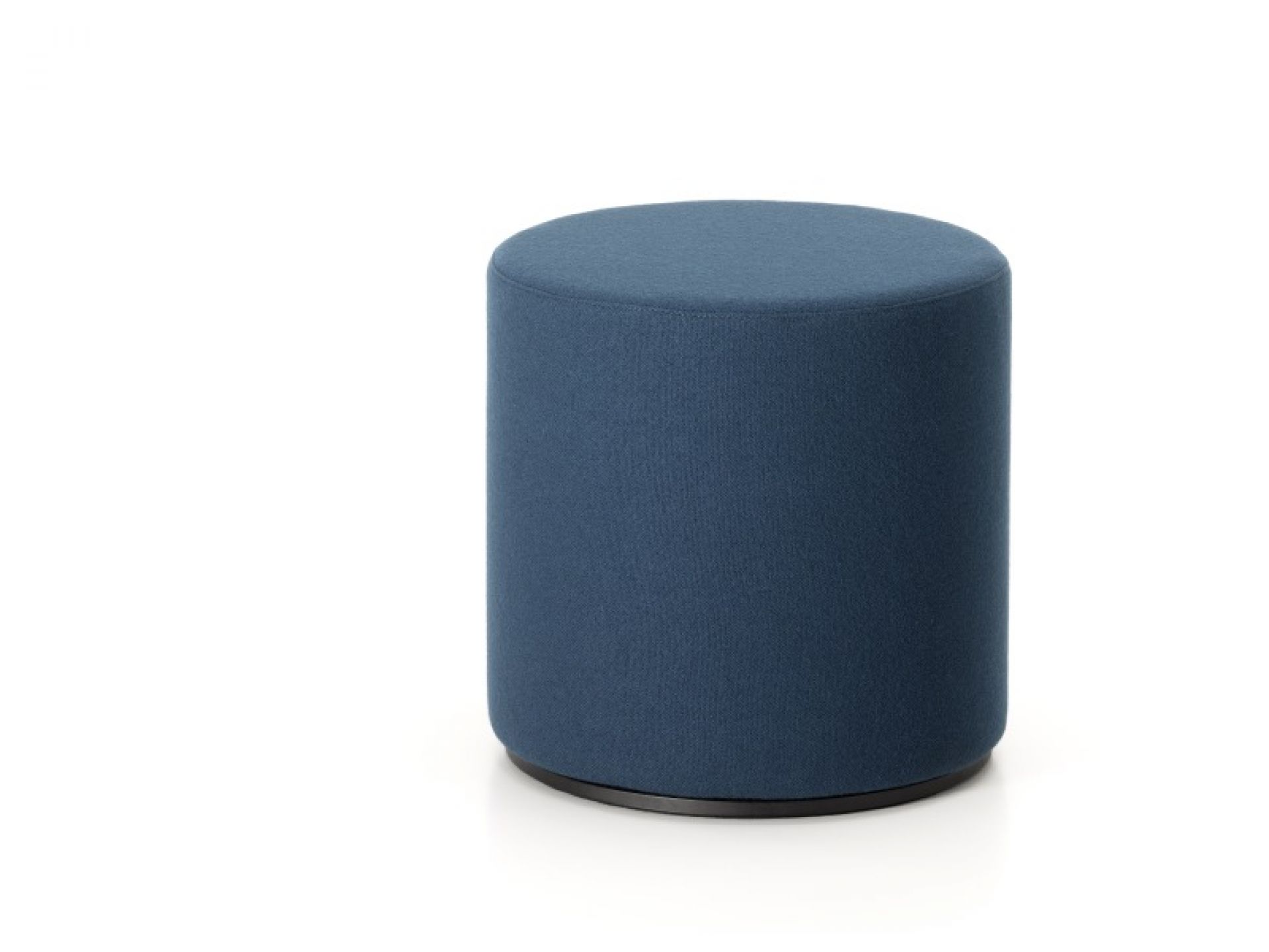 Visiona Stool Hocker von Vitra, blauer, zylinderförmiger Sitzhocker mit Stoffbezug auf weißem Hintergrund.