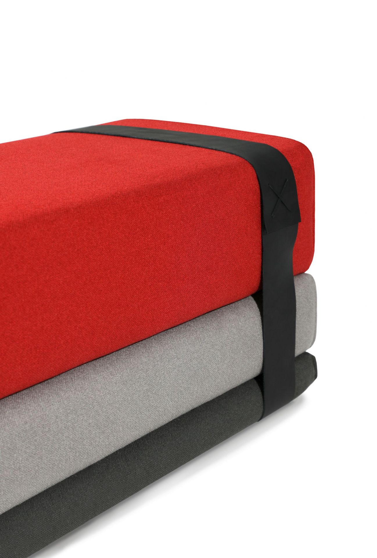 Bavul Bank von Prostoria, rote, graue und anthrazitfarbene Polster mit schwarzem Gurt.