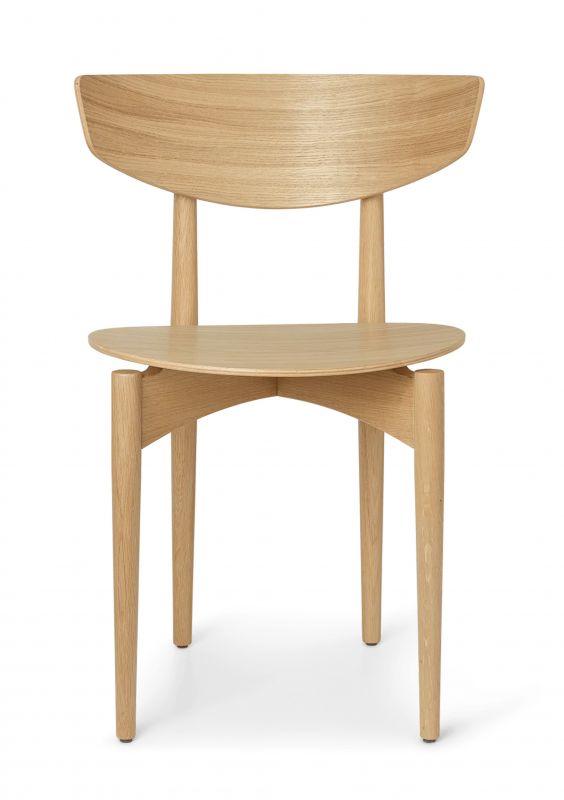 Heller Herman Esszimmerstuhl von Ferm Living mit Holzgestell, Frontansicht. Skandinavisches Design.