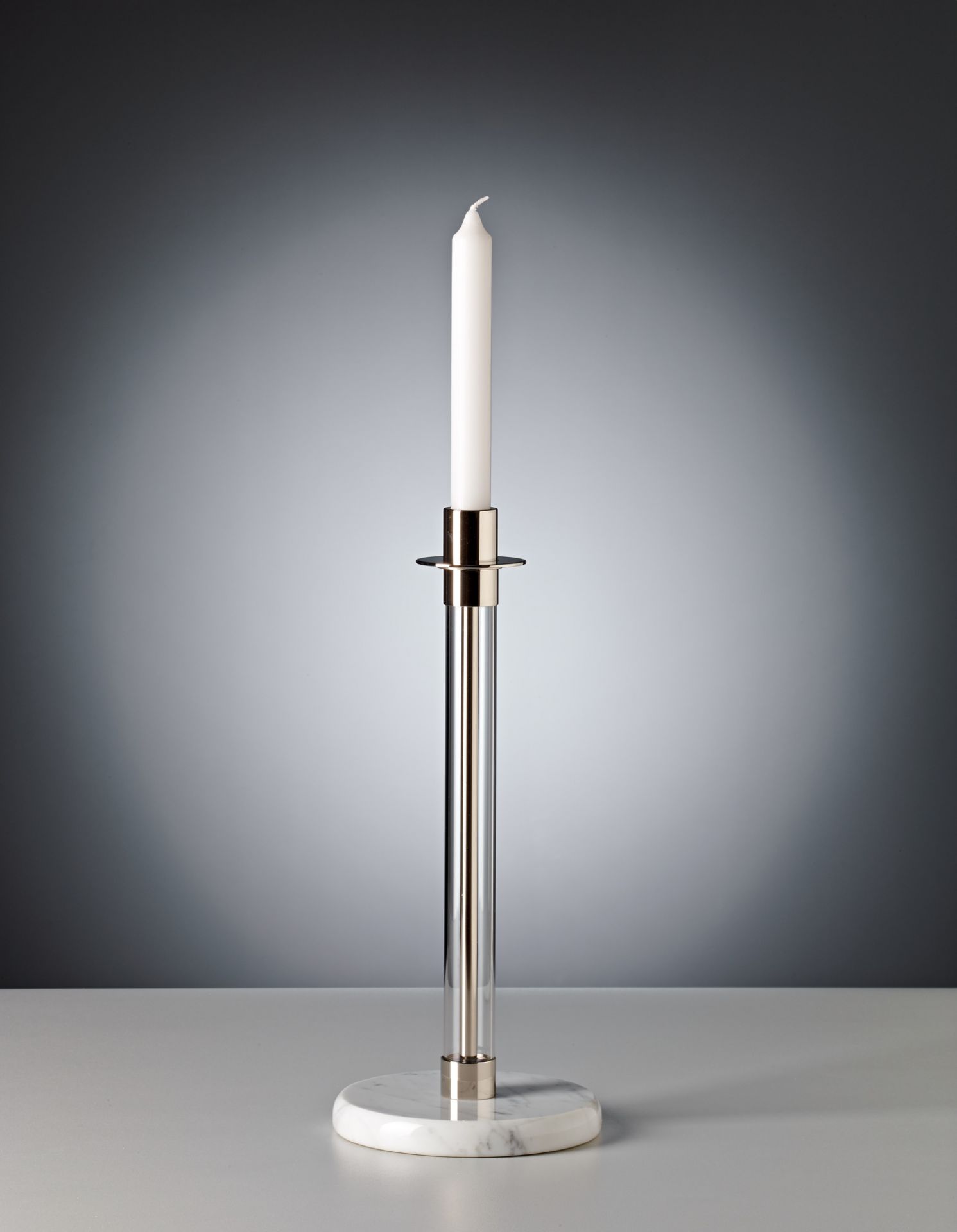 SL 30 Bauhaus Sabbatleuchter: Moderner Kerzenständer aus Onyx und Metall mit einer weißen Kerze.