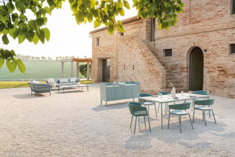 Ria Stuhl von Fast: Gartenstuhl aus Metall, Teil einer Outdoor-Essgruppe auf Kiesfläche.