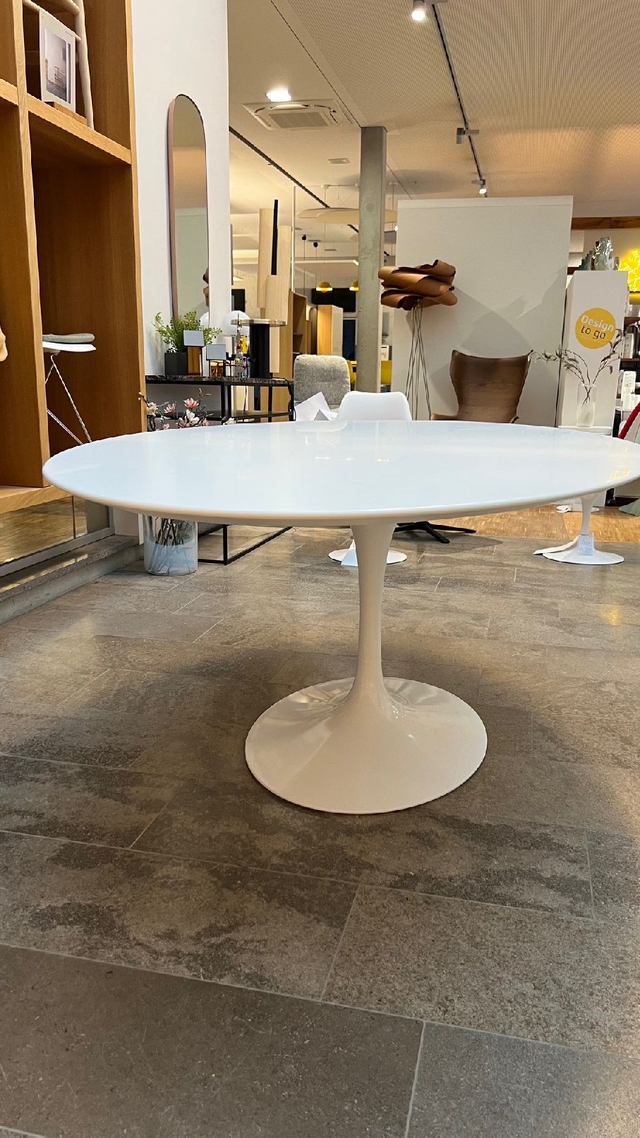 Saarinen Esstisch oval Vorzugskombination B 198 x T 121 x H 74 cm / LAMINAT WEISS Knoll International AUSSTELLUNGSSTÜCK