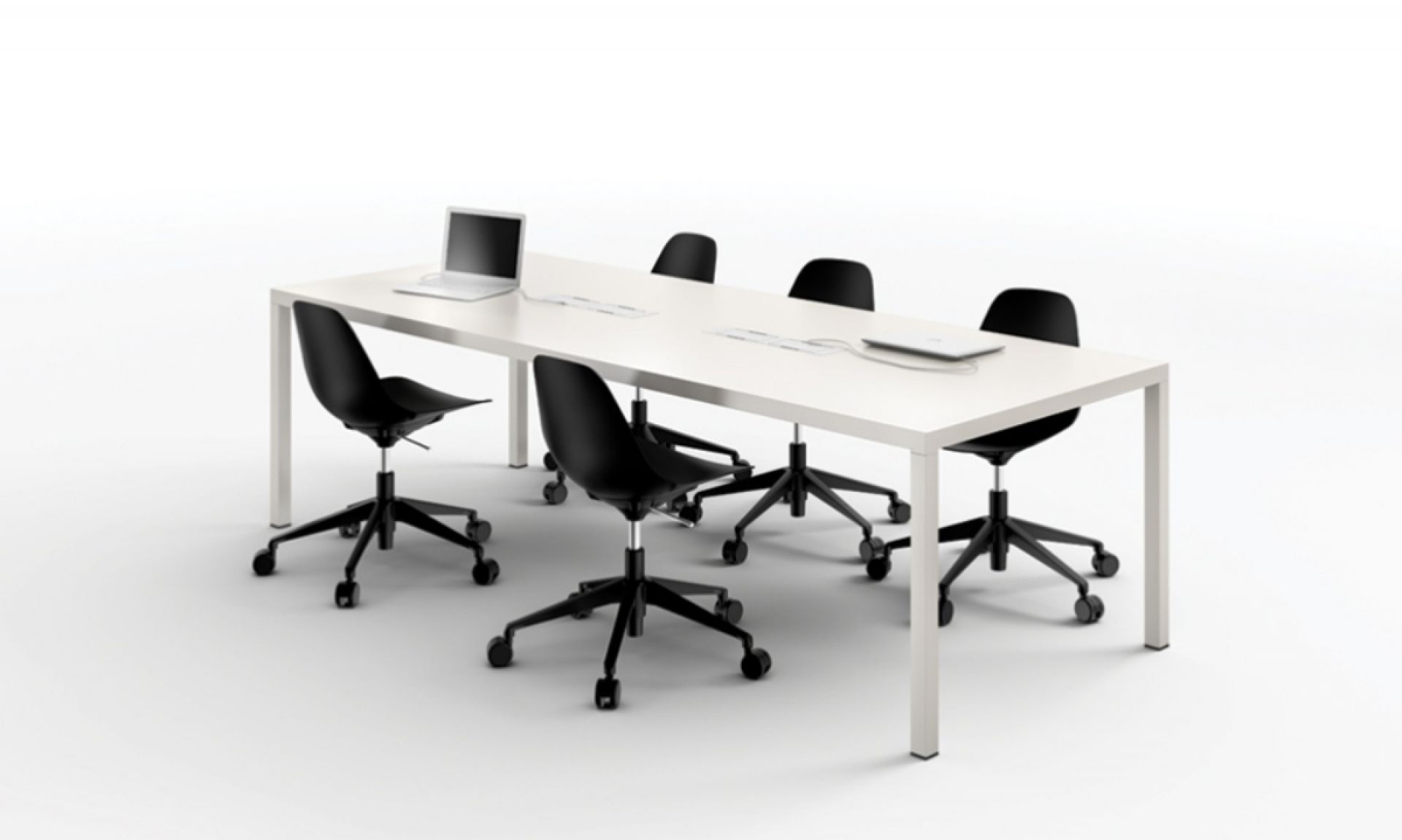 Weißer ILtavolo Tisch von Opinion Ciatti mit schwarzen Bürostühlen und Laptops für Besprechungen.