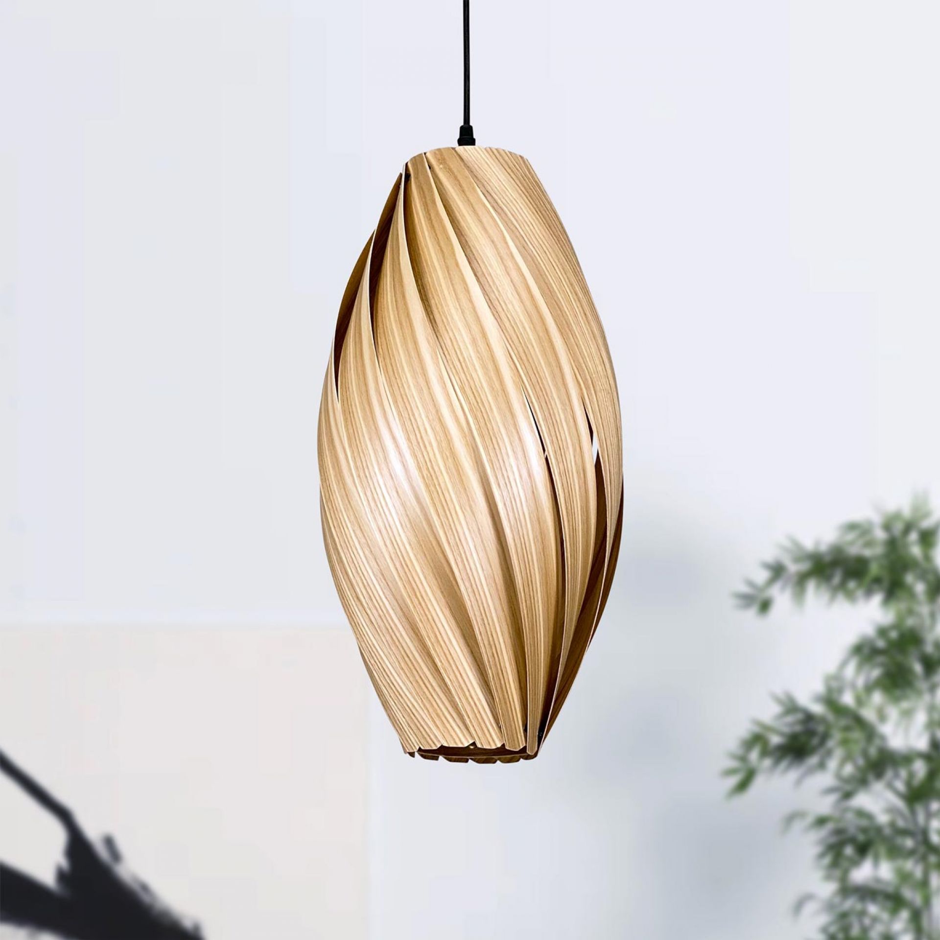 Ardére Hängeleuchte aus Olivesche, längliche Form, moderne Holzlampe für stilvolle Innenraumbeleuchtung.