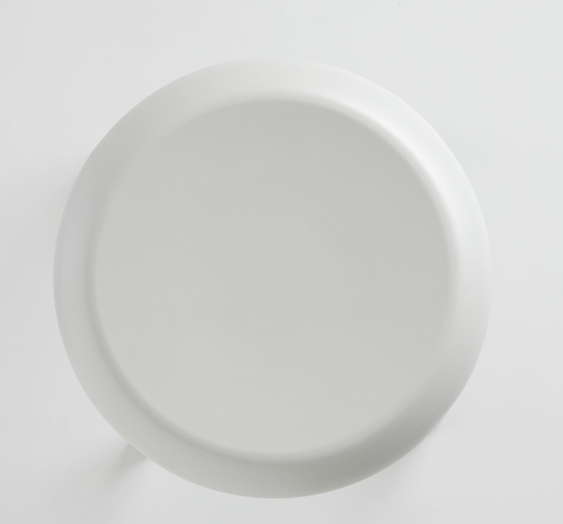 Nahaufnahme des runden, weiß-grauen Za Stool Hockers von Emeco aus Aluminium.