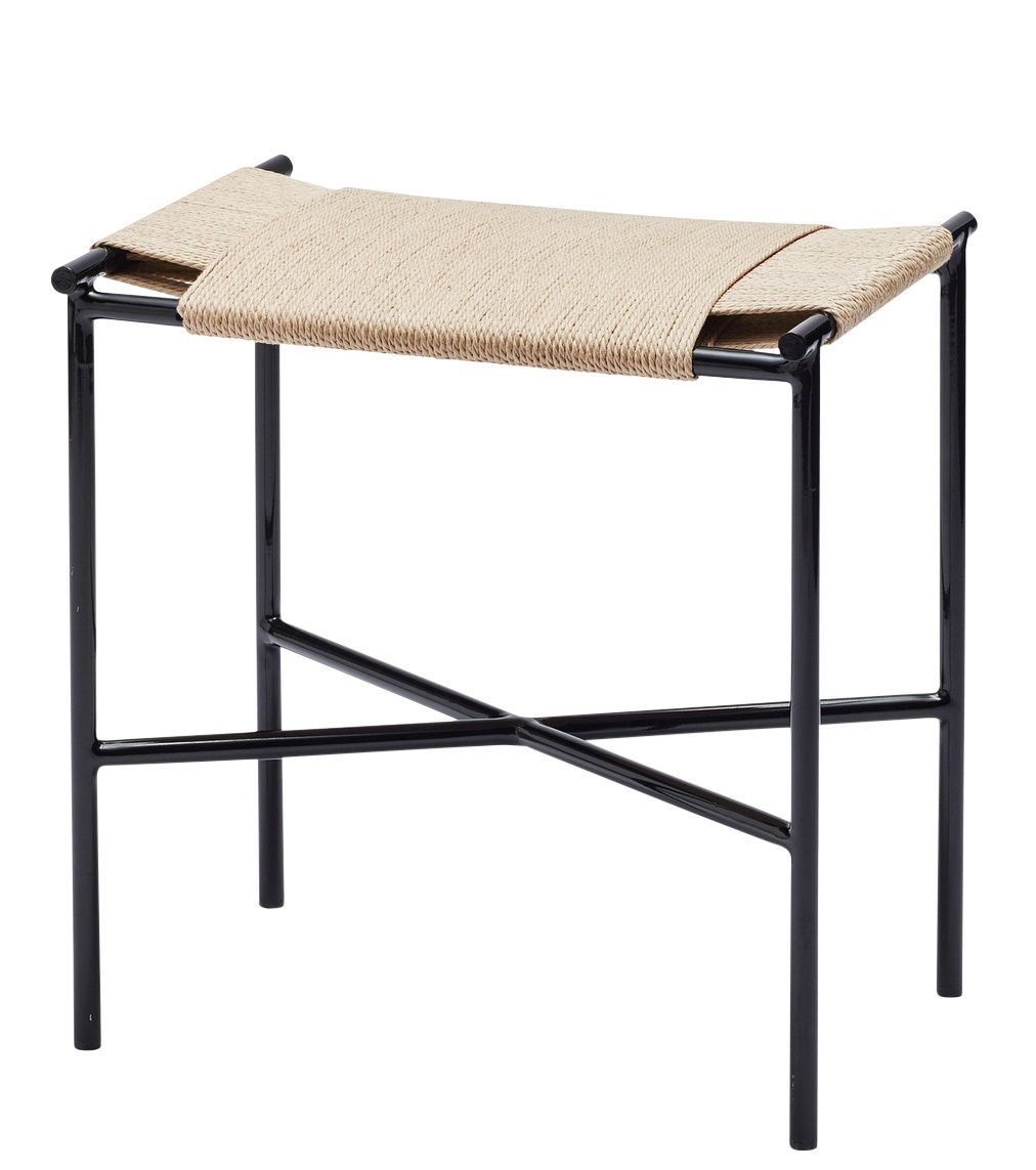 Vent Hocker von Skagerak by Fritz Hansen mit schwarzem Metallgestell und Sitzfläche aus beigem Textil.