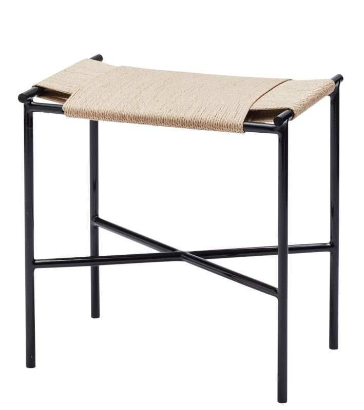 Vent Hocker von Skagerak by Fritz Hansen mit schwarzem Metallgestell und Sitzfläche aus beigem Textil.