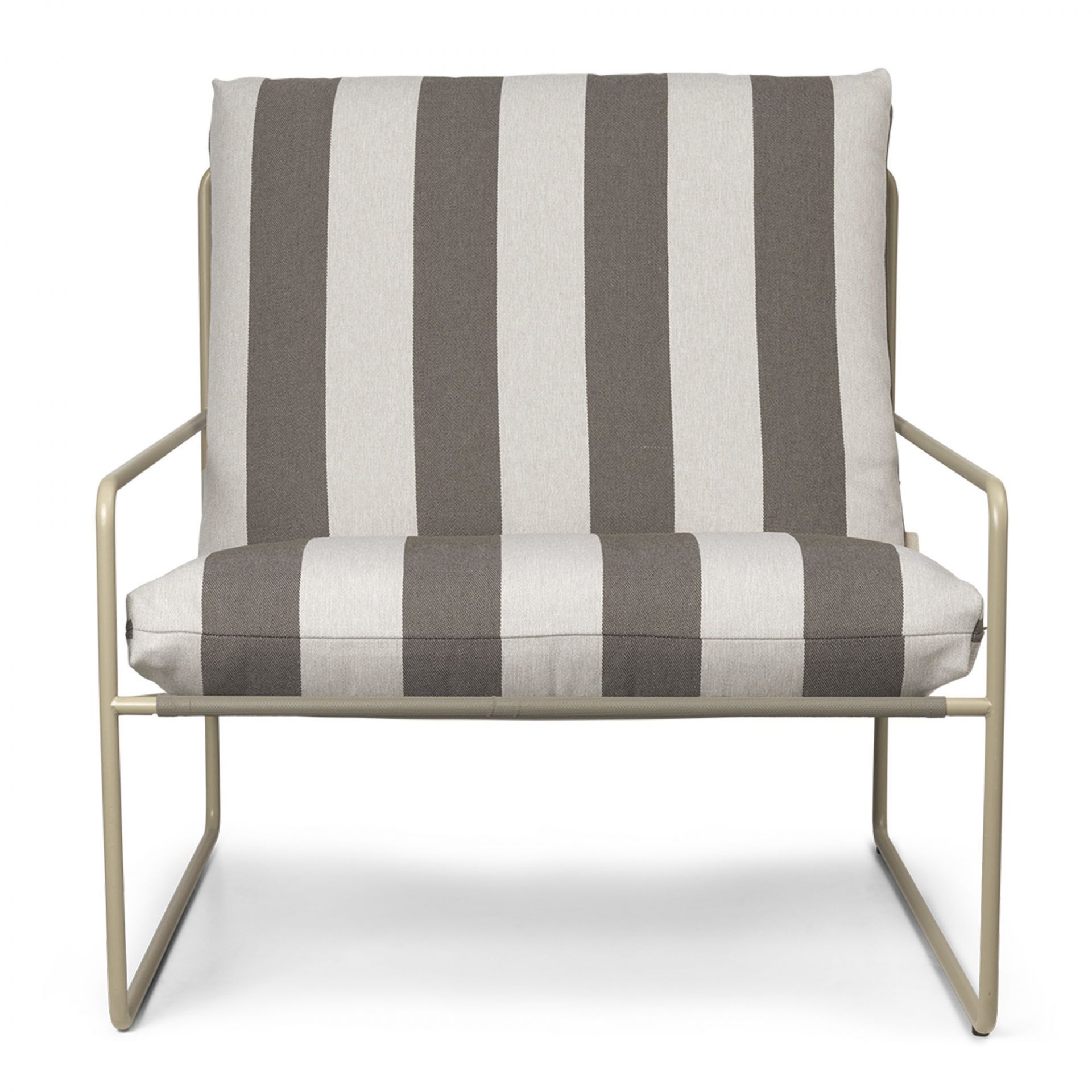 Desert Sessel von Ferm Living mit Streifenmuster und Cashmere-farbenem Gestell für den Outdoor-Bereich.