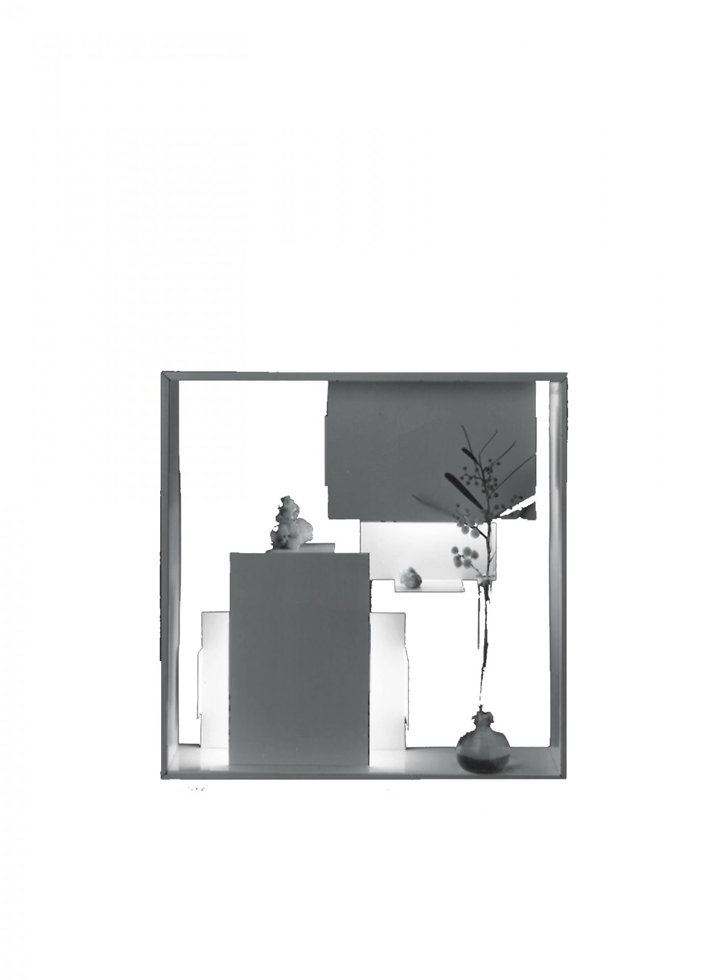 Fato Tischleuchte von Artemide mit Skulptur und Vase in einem Rahmen.