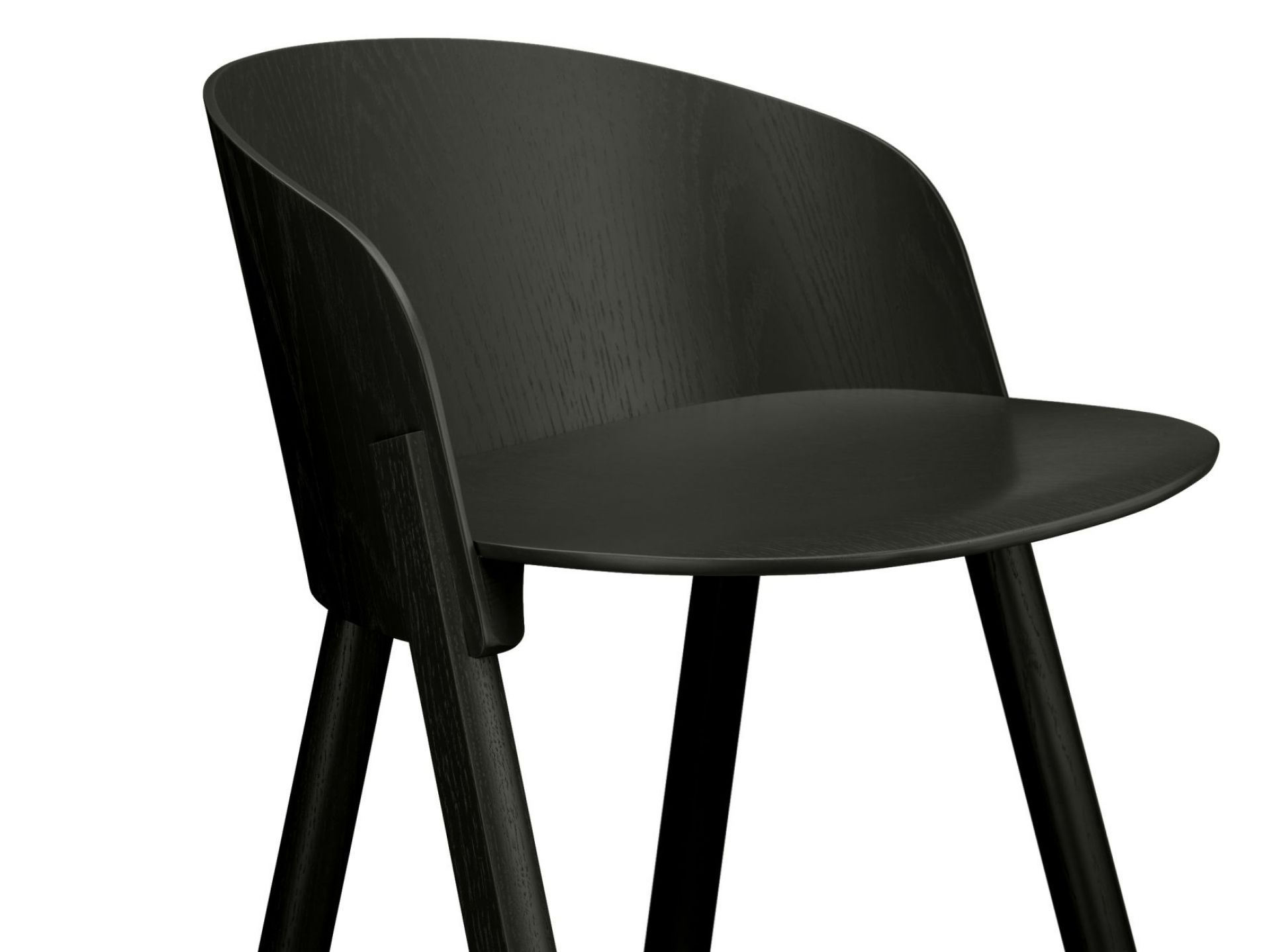 Detailaufnahme des ST12 Barhockers von e15 in Schwarz, modernes Design für Küche und Bar.
