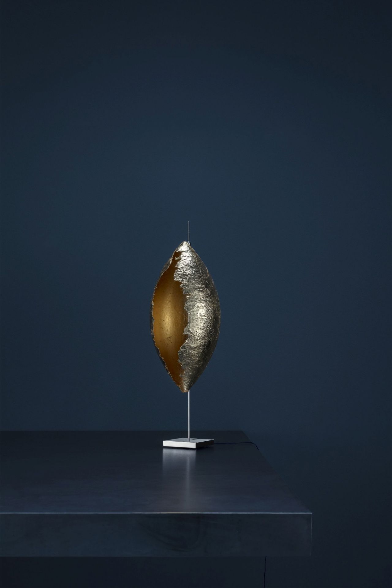 Malagolina Tischleuchte von Catellani & Smith in Gold: Moderne Tischlampe mit Blattgold-Optik.