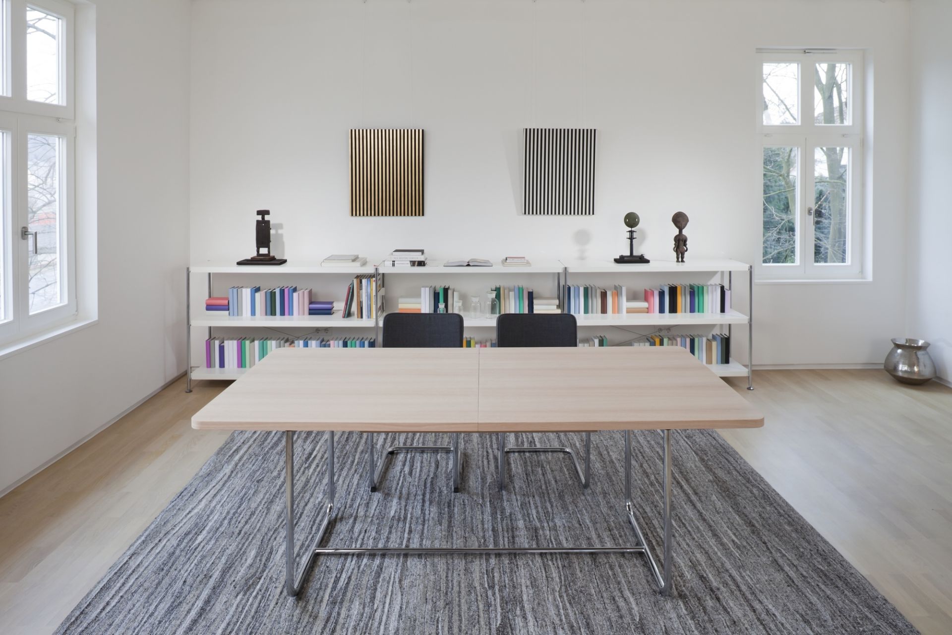 S 1072 Thonet Esstisch ausziehbar mit hellem Holz und Stahlgestell in modernem Wohnraum.