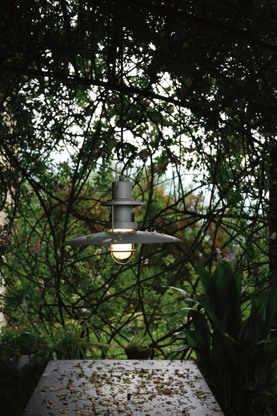 Weiße Polo Outdoor Pendelleuchte von Martinelli Luce im Garten, Hängelampe für Außenbereiche.