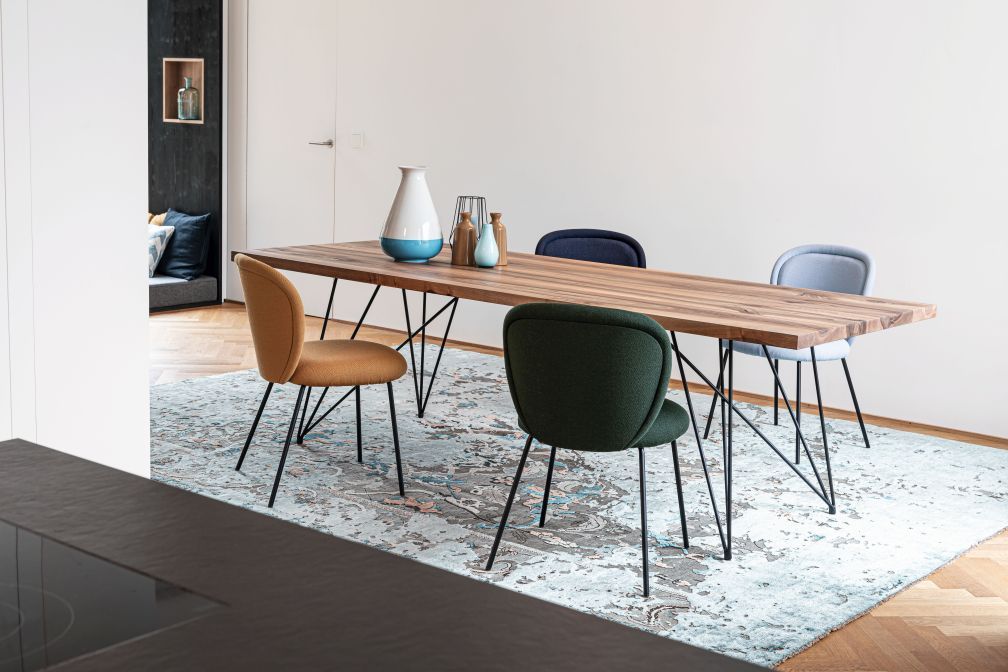 GN 01 Stilt Tisch von Janua: Geräucherte Eiche, natur geölt, mit filigranem Stahlgestell.