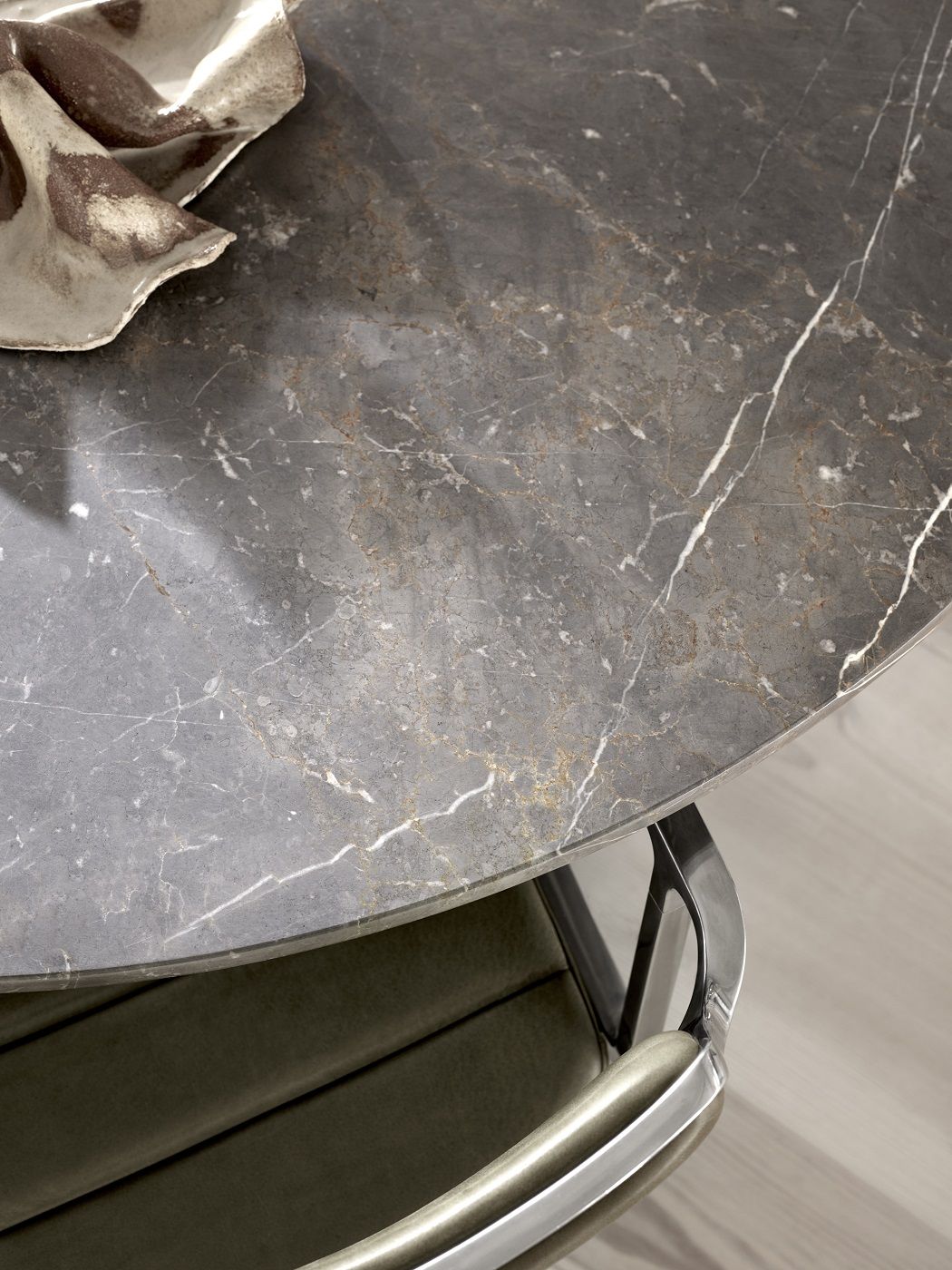 Detailaufnahme: Vipp Cabin Tisch, runde Tischplatte in dunkler Eiche mit Marmorierung.