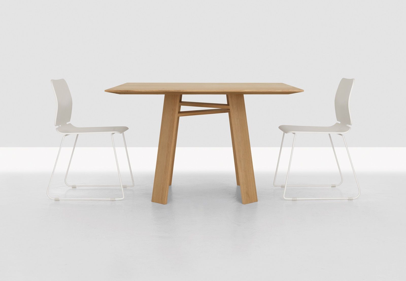 BONDT Tisch quadratisch: Moderner Holztisch mit zwei weißen Stühlen vor neutralem Hintergrund.