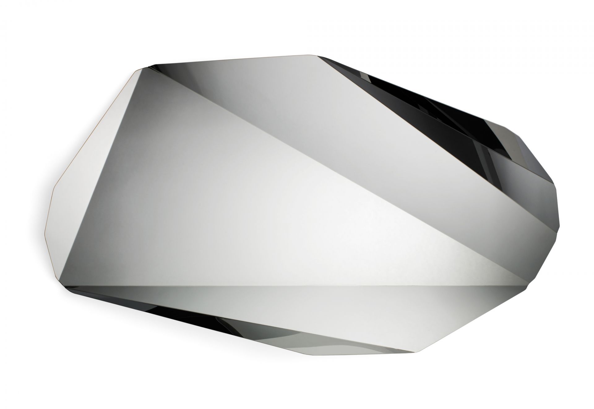 Piega Mirror Wandspiegel von Classicon: Großer, facettenreicher Design-Spiegel für die Wand, modernes Wohnaccessoire.