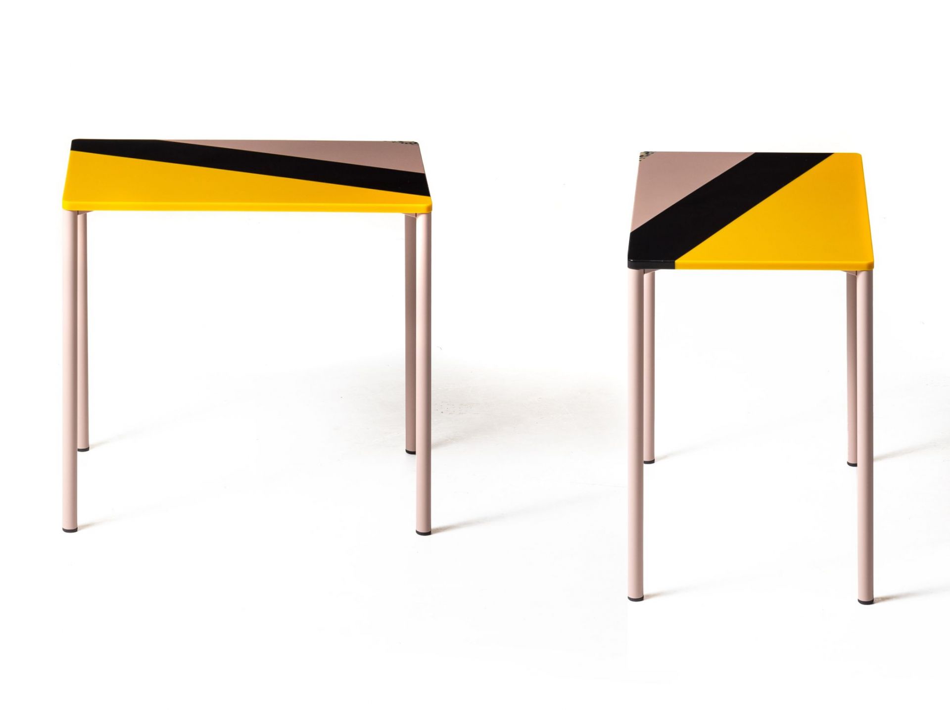 Zwei gelbe Fishbone Tische von Moroso mit geometrischem Muster und rosa Beinen. Beistelltisch, Designermöbel.