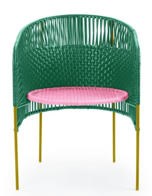 Caribe Dining Chair: Smaragdgrüner Outdoor Stuhl mit rosa Sitzfläche und currygelben Beinen. Gartenmöbel im Detail.