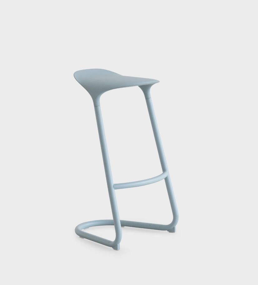 Blauer Cross S451 Freischwinger-Hocker von La Palma für den Innenbereich, modernes Design, minimalistisch.
