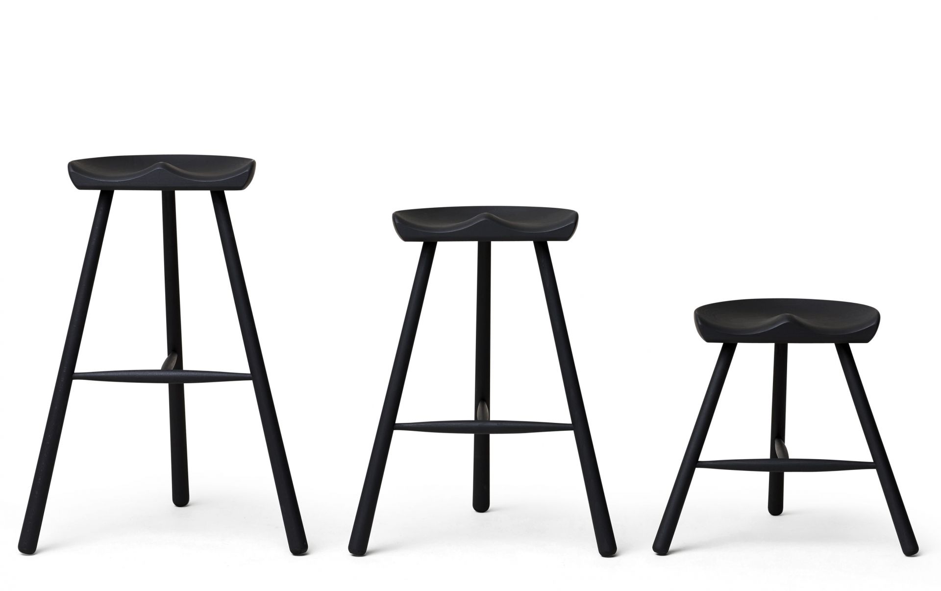 Drei Shoemaker Chair Hocker von Form & Refine, Buche schwarz gebeizt, verschiedene Höhen.