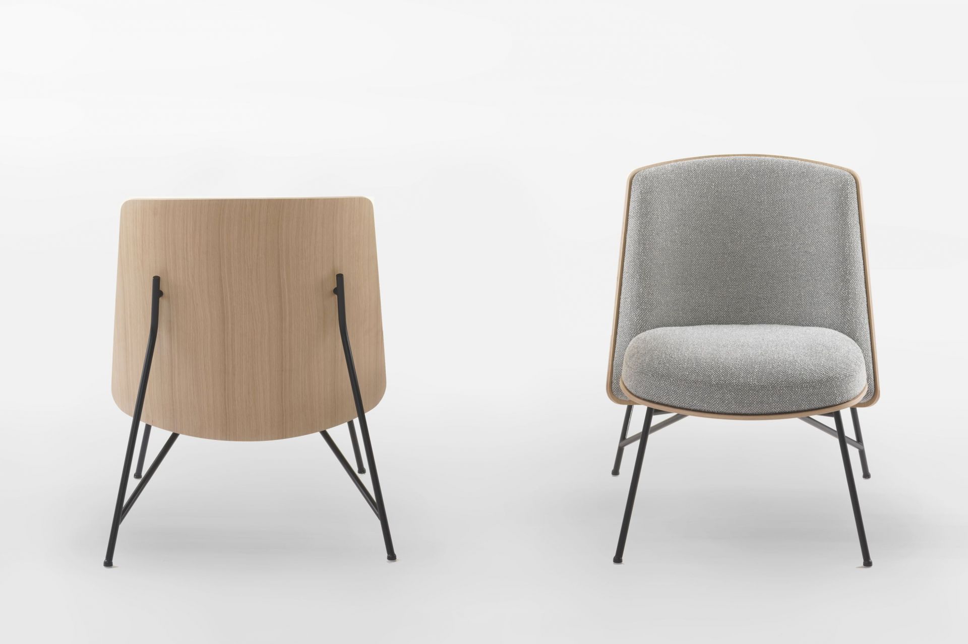 Tinker Sessel von Prostoria, grauer Stoffbezug, Holzrahmen und schwarze Metallbeine, Vorder- und Rückansicht.