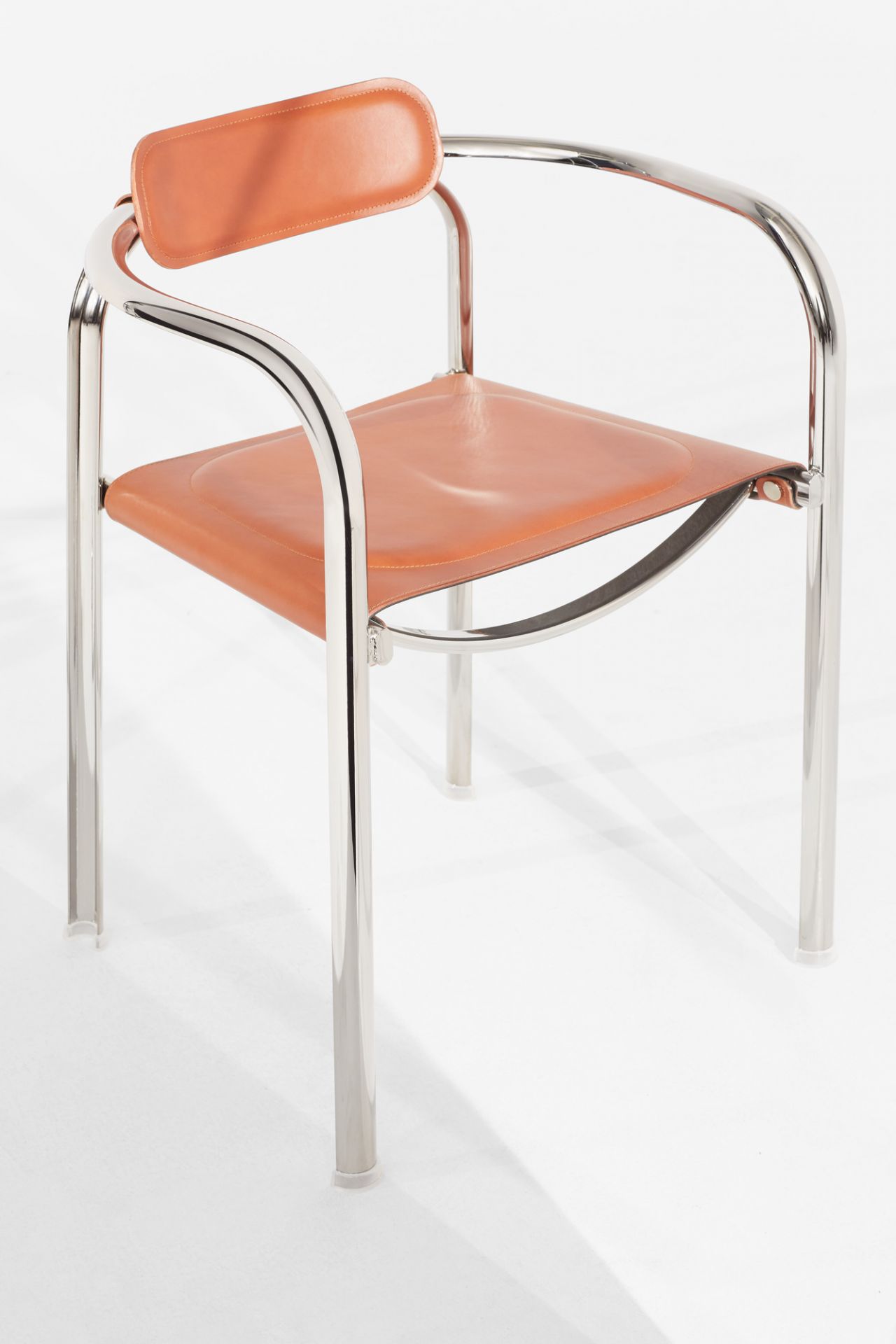 Tecta Stuhl: Split Chair mit braunem Leder und verchromtem Stahlrohr Gestell. Designklassiker.