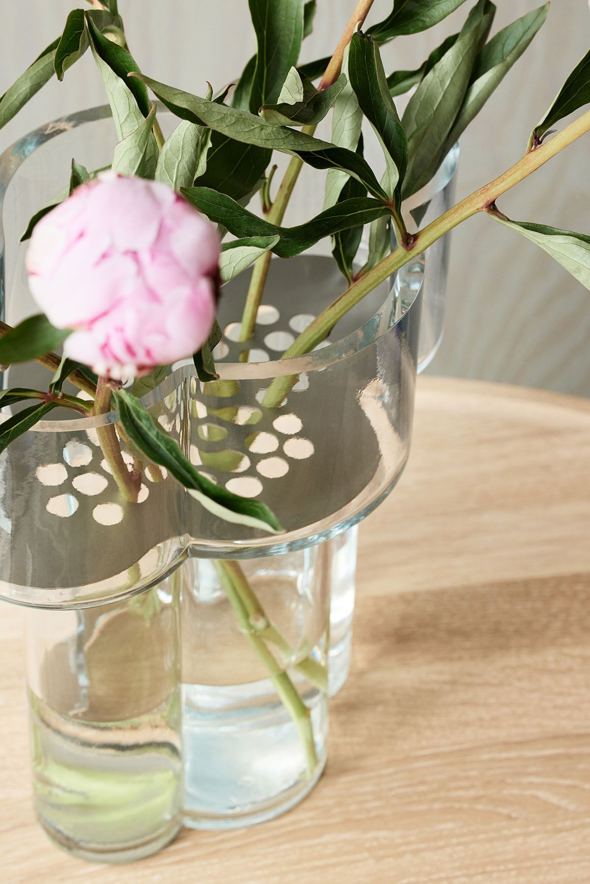 Fab Vase: Klare Glasvase mit Blumen auf einem Holztisch, moderne Blumenvase für Zuhause.