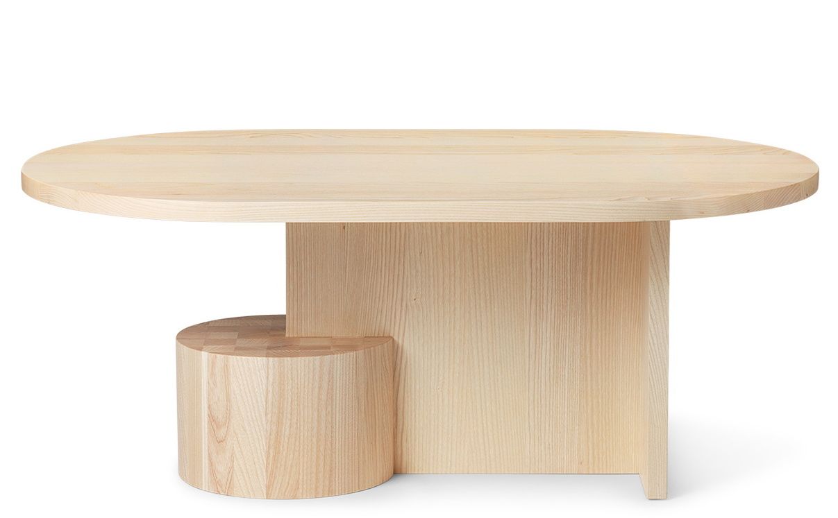 Insert Coffee Table von Ferm Living: Ovaler Couchtisch aus hellem, massivem Eschenholz. Modernes Design.