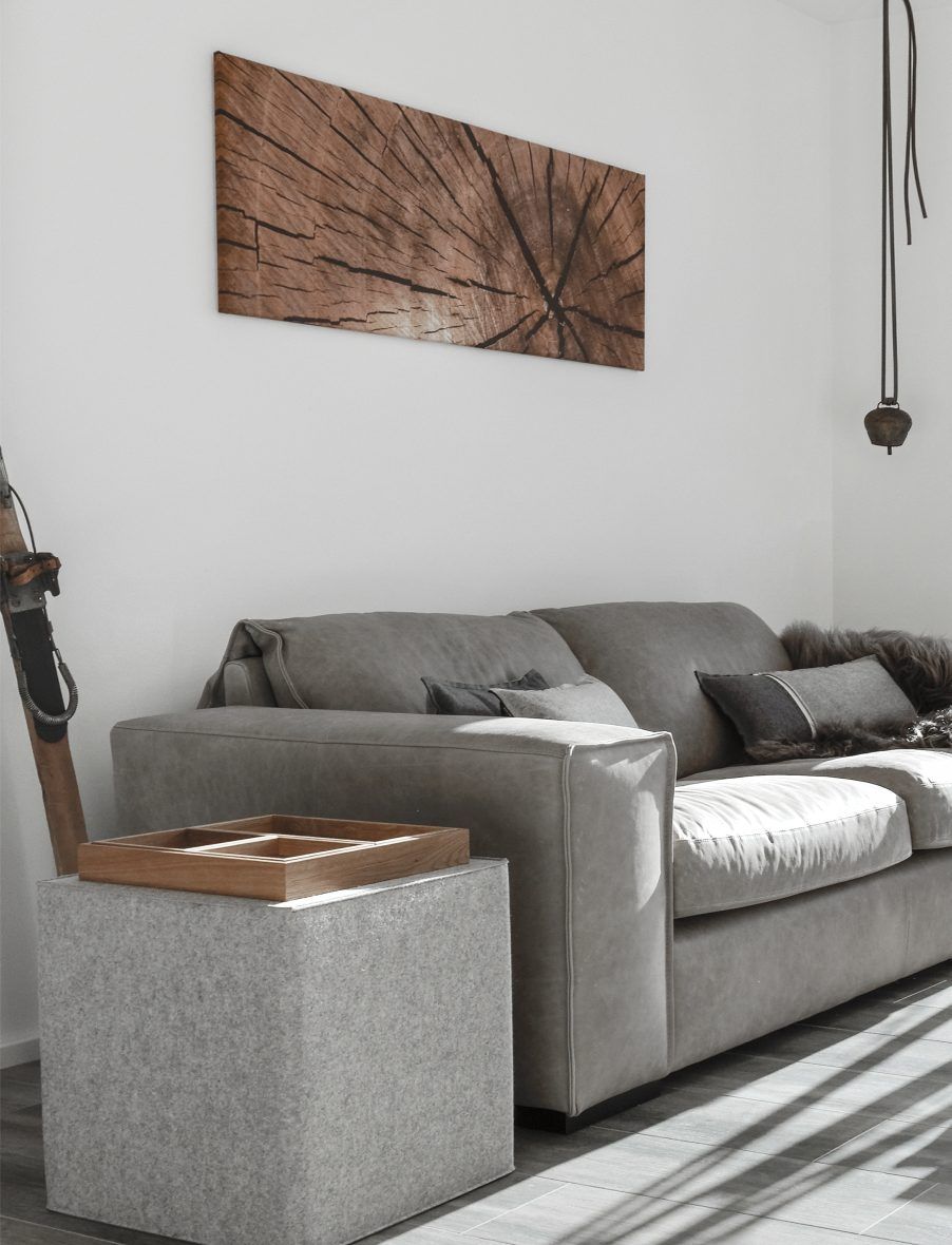 Graues Quart Sitzmöbel von Hey Sign mit Filz-Hocker und Deko in modernem Wohnzimmer.