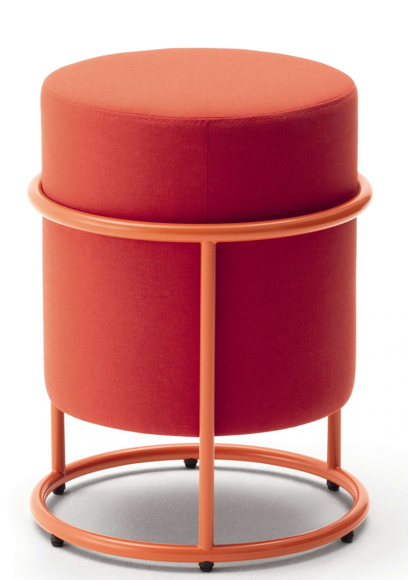 Roter Drop Hocker mit orangefarbenem Metallgestell, Durchmesser 36 cm. Moderner Sitzhocker für Wohnzimmer und Büro.