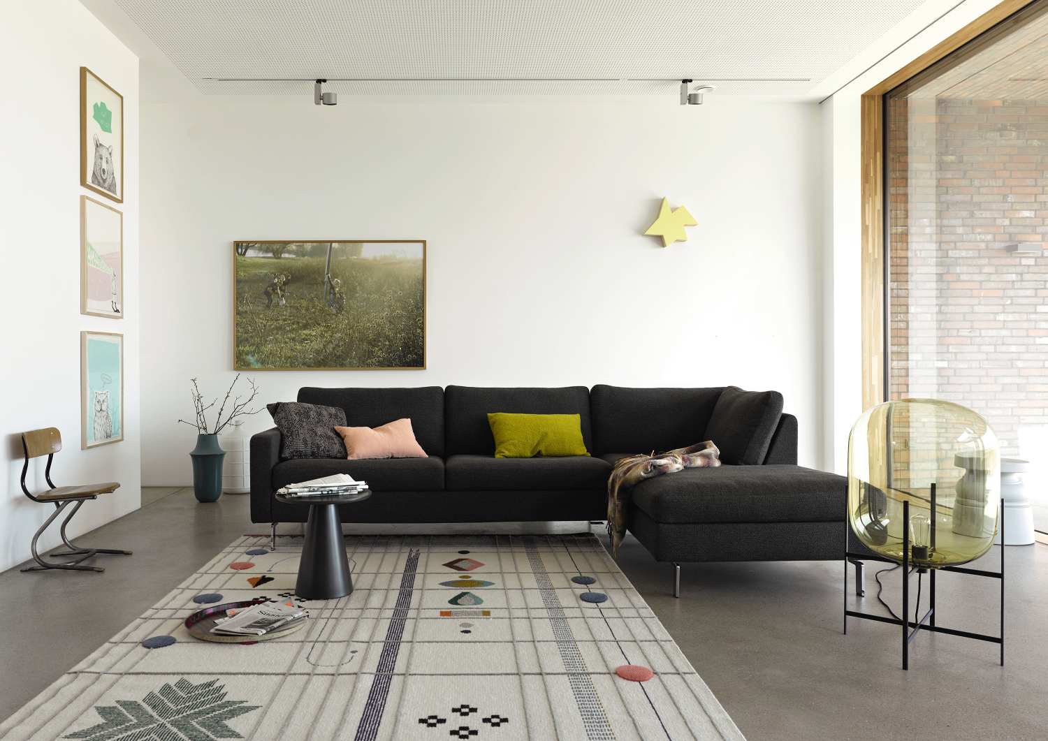 Modernes Wohnzimmer mit Conseta Sofa in Anthrazit, Eckkonfiguration, stilvolles Wohnambiente mit Teppich und Designelementen.