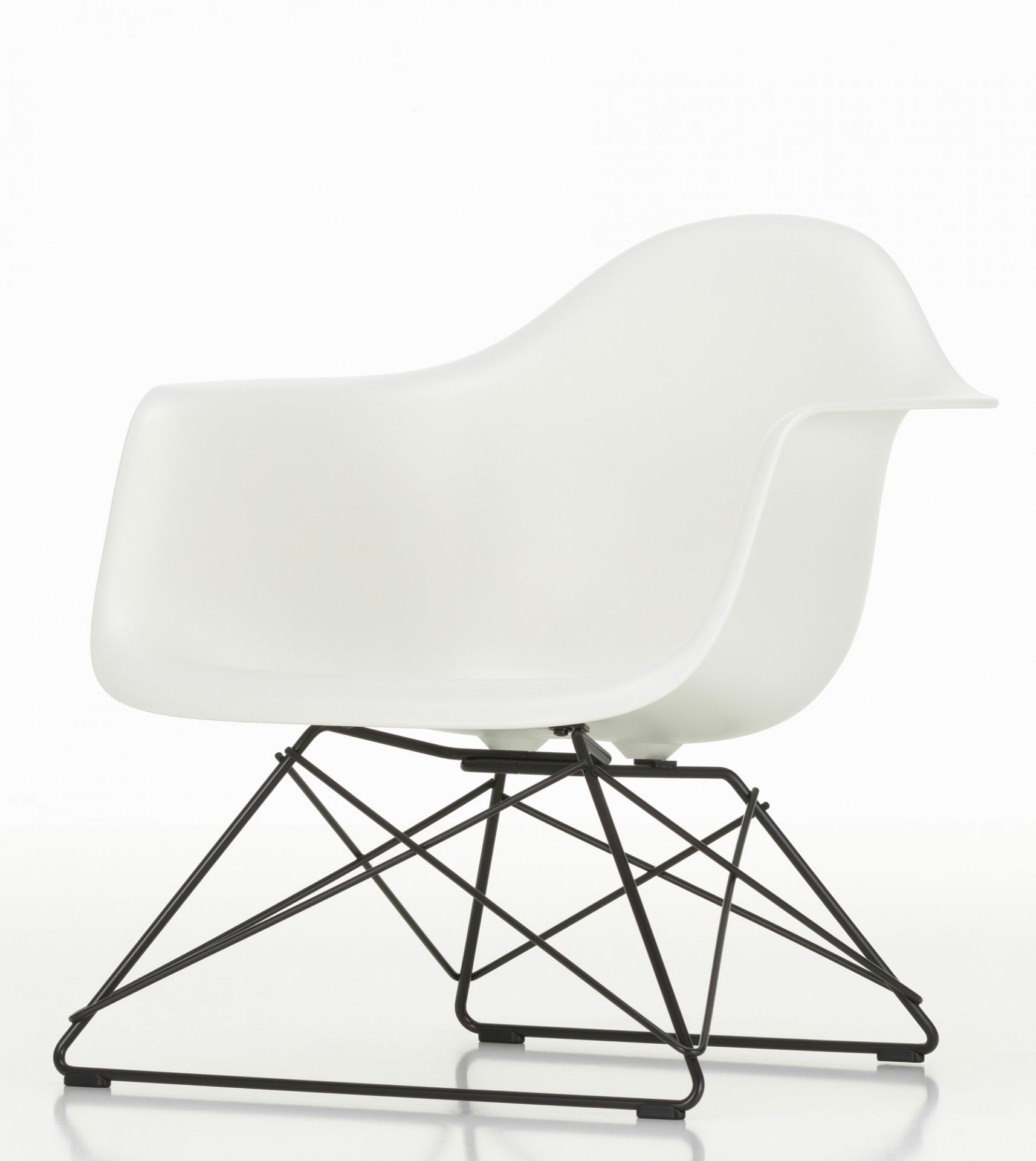 Eames Plastic Arm Chair LAR, Vitra Stuhl in Weiß mit Chromgestell, seitliche Ansicht.