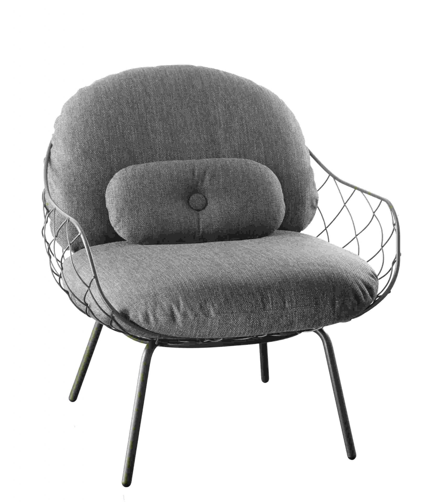 Grauer Piña Low Chair Sessel von Magis für den Outdoor-Bereich mit Kissen.