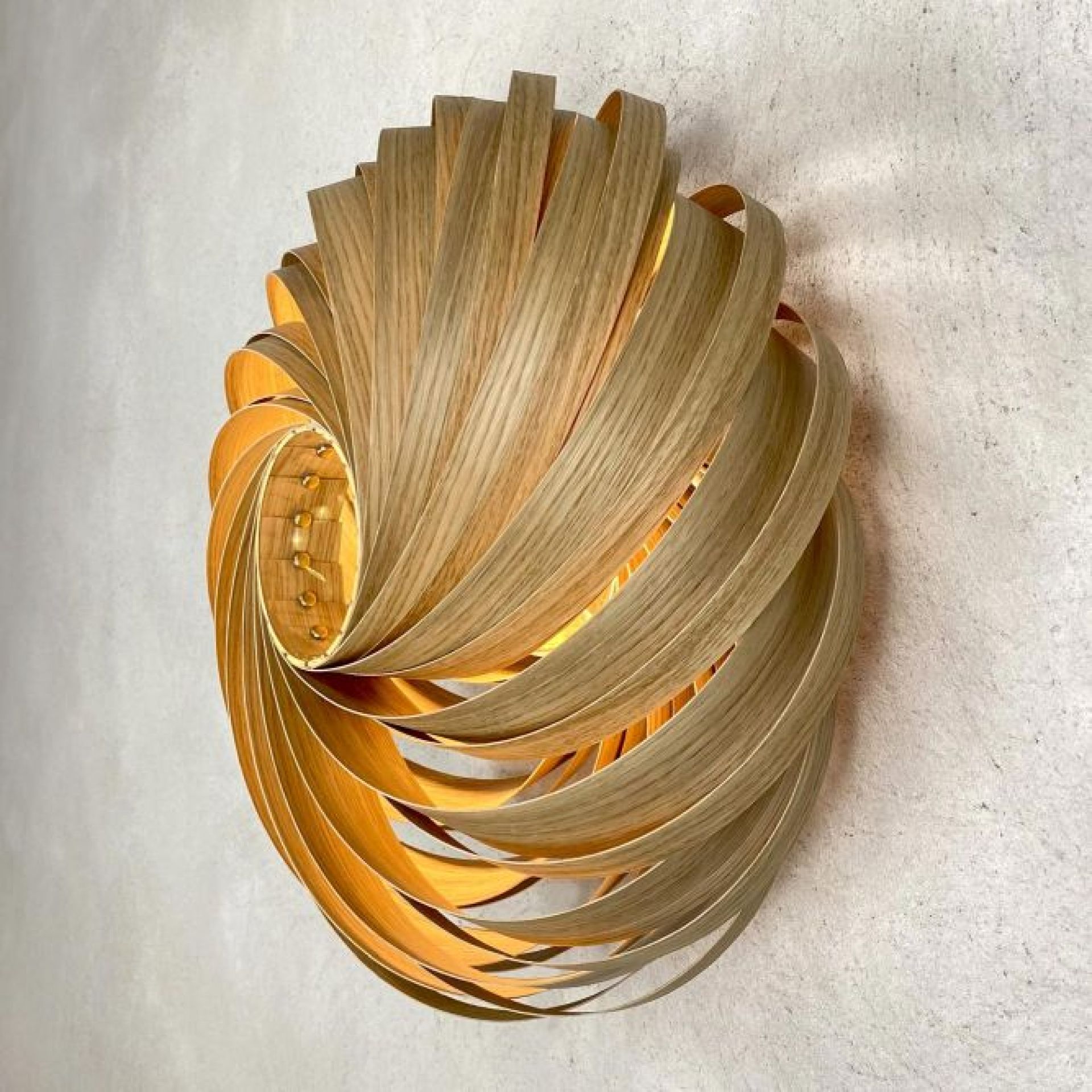Veneria Wandleuchte aus Eiche, spiralförmiges Design, moderne Innenbeleuchtung für Wohnzimmer und Schlafzimmer, warmes Licht.