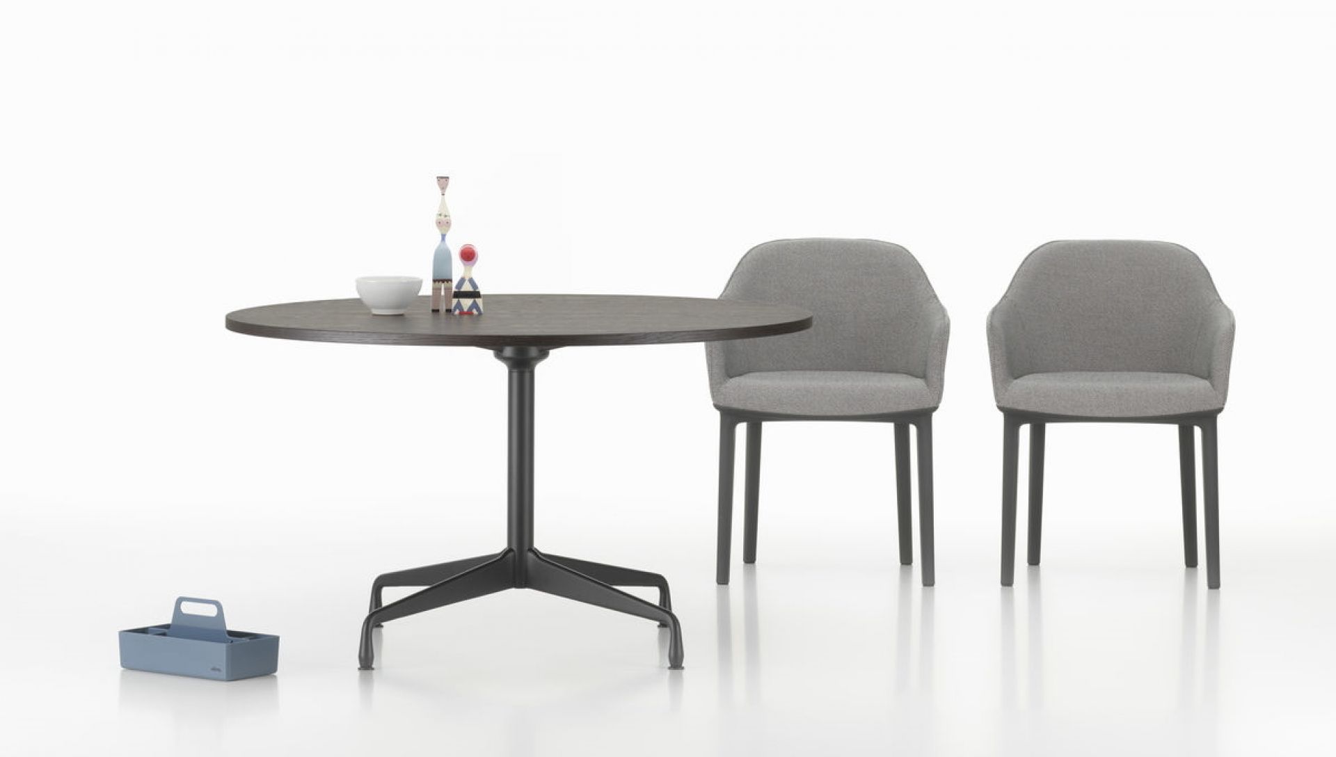 Graue Vitra Softshell Chairs mit Vierfußgestell an rundem Tisch, moderne Stühle für Esszimmer.